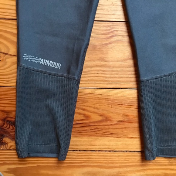 Under Armour Grey Capris Running Leggings, EUC, S - Picture 10 of 12